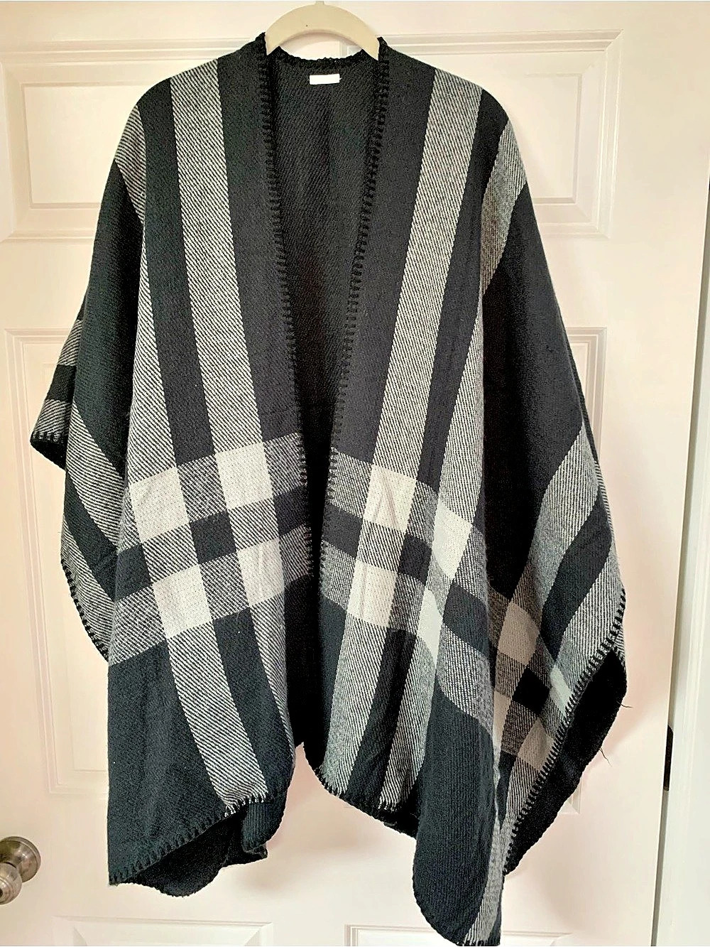 Women's Shawl in Black & Gray - Like New